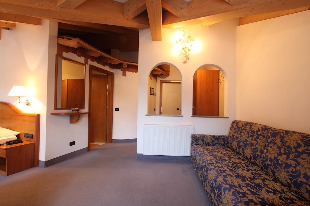 Garni Stellune Cavalese Room photo